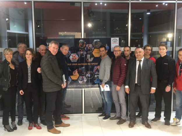 remise de chèque associations caricatives hyères running days groupe JPV